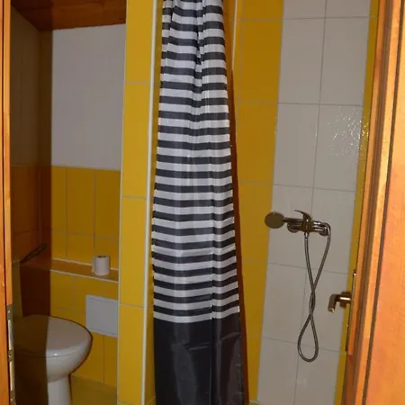 بيت خشبي Zvule